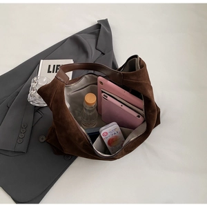 Vue de l'intérieur spacieux avec poche zippée d'un grand sac cabas marron givré