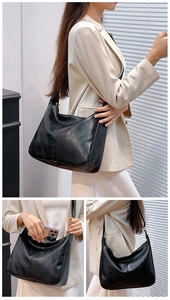 Vue détaillée du grand sac hobo noir montrant l'intérieur spacieux et la forme demi-lune élégante