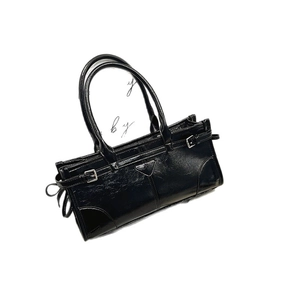 Klassische schwarze Lackleder Handtasche mit Dreieckslogo und Doppelgriffen