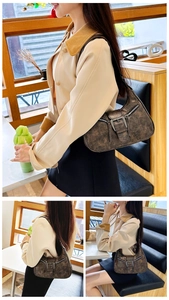 Détails du sac croissant marron vintage avec texture craquelée et zips décoratifs