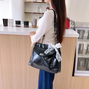 Sac Fourre-Tout en Cuir PU Brillant Grande Capacité Sac à Épaule Avec Nœud en Dentelle Chaîne en Métal Sac à Main Femme