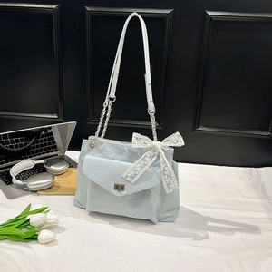 Grand sac cabas bleu pastel avec fermoir tournant, bandoulière chaîne et nœud en dentelle