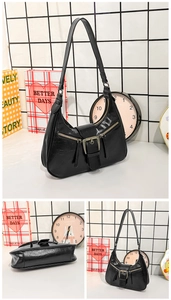Détails du sac noir en similicuir craquelé avec boucles métalliques et fermetures éclair
