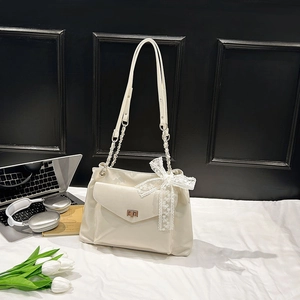Sac fourre-tout en similicuir crème avec chaîne en métal et nœud en dentelle décoratif