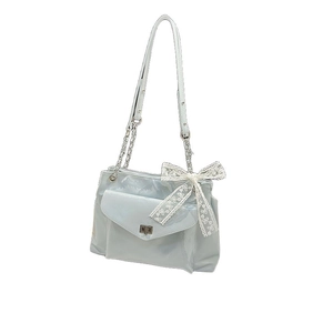 Sac fourre-tout en cuir verni bleu clair avec chaîne argentée et nœud en dentelle blanche