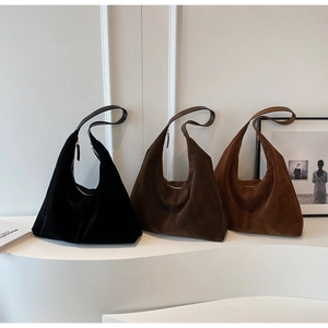 Trois sacs hobo en daim minimalistes déclinés en noir, marron foncé et caramel