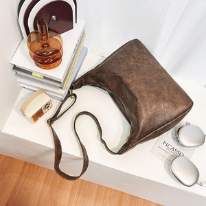 Sac hobo rétro en cuir PU marron foncé avec bandoulière réglable sur escalier blanc