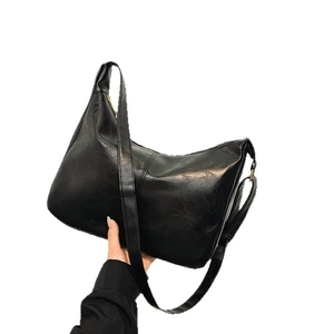 Sac fourre-tout rétro en similicuir noir brillant avec texture craquelée et bandoulière large
