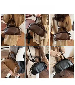 Modèles portant des sacs bowling sous le bras en trois couleurs, style rétro
