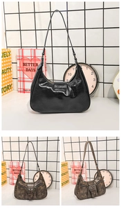 Comparaison détaillée des sacs croissants en cuir brillant noir et cuir mat bronze