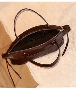 Détail de l'intérieur spacieux et des compartiments du grand sac fourre-tout en cuir brun