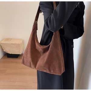Grand sac cabas en daim marron avec bandoulière en cuir et design épuré pour femme