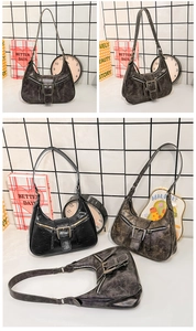 Gros plan sur les sacs croissants en cuir PU vintage avec boucles et fermetures éclair