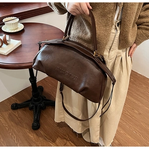 Gros plan sur le grain de cuir marron foncé vintage avec logo PNAOTOR embossé