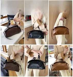 Vues détaillées des sacs boston en cuir en options marron foncé, noir et camel