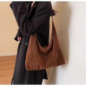 Gros plan du sac hobo en daim marron caramel avec des coutures détaillées pour femmes