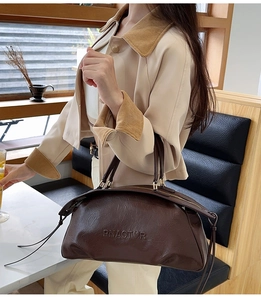 Vue détaillée d'un sac Boston en cuir marron foncé avec texture vintage et logo PNAOTOR