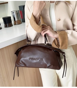 Sac Boston marron foncé en cuir ciré brillant avec logo PNAOTOR embossé en détail