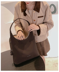 Dettaglio macro della borsa hobo in pelle testa di moro con logo Fashion & Bags