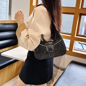 Sac sous le bras en similicuir noir vintage en forme de croissant avec boucle argentée