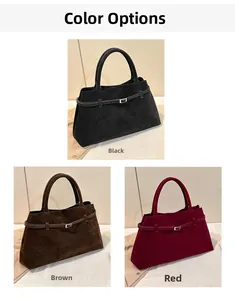 Trois sacs en daim mat noir, café et bordeaux avec des détails de boucles métalliques