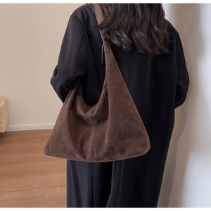 Sac cabas en daim marron foncé de grande capacité au style hobo rétro et minimaliste