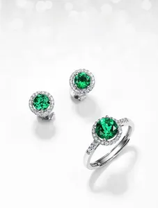 Dettaglio del set di gioielli con smeraldo, anello in argento S925 e orecchini a lobo halo