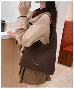 Dettaglio della borsa hobo marrone scuro minimalista con stampa logo FASHION & BAGS
