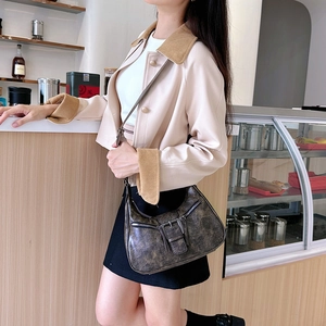 Sac croissant rétro en cuir PU marron avec boucles métalliques et détails zippés