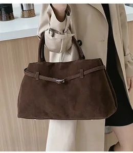Détail du sac cabas en daim marron foncé avec boucle en métal argenté et grande capacité