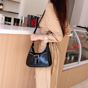 Sac croissant chic en cuir PU noir avec fermeture éclair argentée et boucle décorative