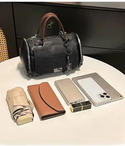 Borsa Boston in pelle nera con grana litchi e ampio spazio per gli oggetti quotidiani