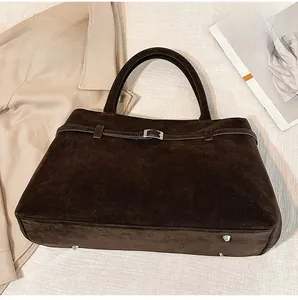 Détail du sac cabas mat marron foncé vintage avec boucle argentée et pieds en métal