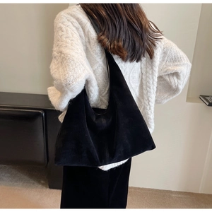 Grand sac cabas en daim noir vu de profil montrant la texture et la forme souple