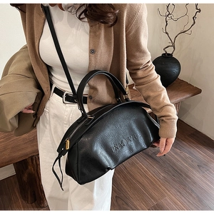 Détail du sac à main noir en cuir grainé avec logo PNAOTUR embossé et fermetures éclair dorées