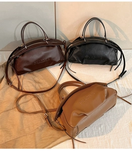 Trois sacs à main minimalistes en cuir en marron foncé, noir et couleur camel