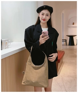 Dettaglio della borsa hobo marrone chiaro con logo FASHION & BAGS stampato sulla pelle