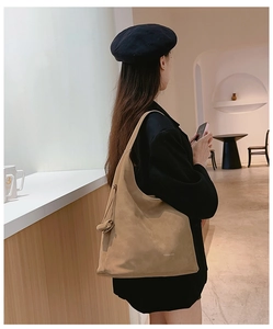 Dettaglio della borsa tote kaki con fibbia a coulisse e logo Fashion & Bags