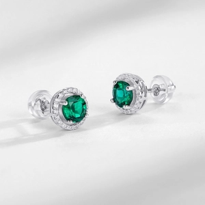Eleganti orecchini a lobo in argento S925 con smeraldi rotondi e alone di zirconi scintillanti