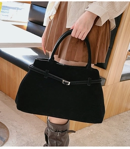Détail du grand sac cabas en daim noir avec boucle argentée pour une tenue d'automne