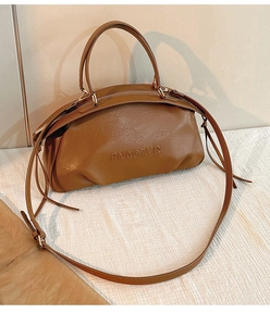 Vue détaillée du sac Boston en cuir marron avec boucle dorée et logo PNAOTOR embossé