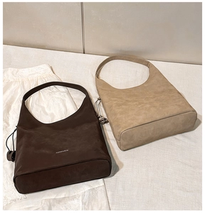 Vista dettagliata delle borse tote in camoscio testa di moro e beige con testo bianco