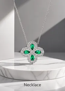 Dettaglio della collana quadrifoglio di lusso NL015468 con smeraldo verde e zirconi