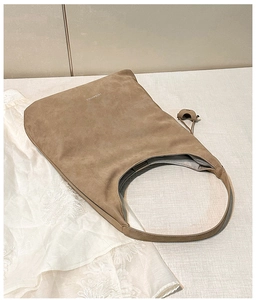Dettaglio della borsa hobo in camoscio kaki con il logo Fashion & Bags stampato sul davanti