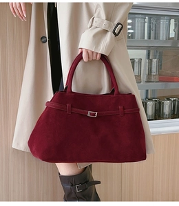 Détail du cabas en daim bordeaux avec boucle en métal argenté élégante et raffinée