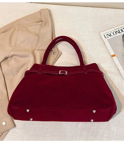 Détail du cabas bordeaux en daim avec boucle métallique et clous de protection de base