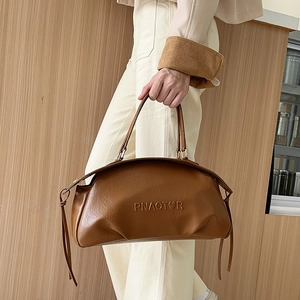Grand sac à main en cuir marron avec détails de franges et poignée supérieure pour le bureau