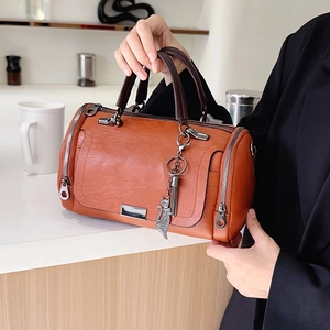 Borsa Boston da Donna Retrò in Pelle PU Grande Capacità Cerniera Borsa a Cuscino Con Manico a Contrasto Ciondolo a Forma di Gatto in Metallo Nappa