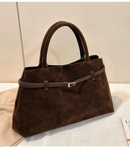 Détail du sac à main marron foncé en daim mat avec boucle métallique et grande capacité