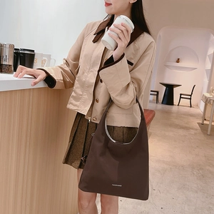 Grande borsa tote marrone con scritte bianche per donna ideale per il lavoro e tempo libero